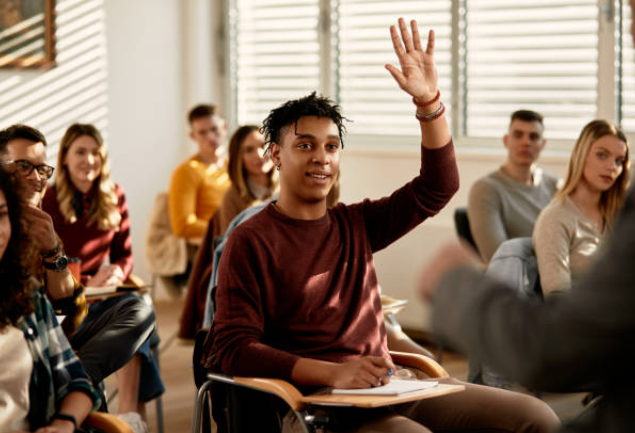 Estudiante levantando la mano